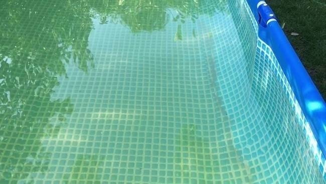 Прозрачная вода в бассейне интекс