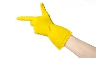 Желтая перчатка на белом фоне
