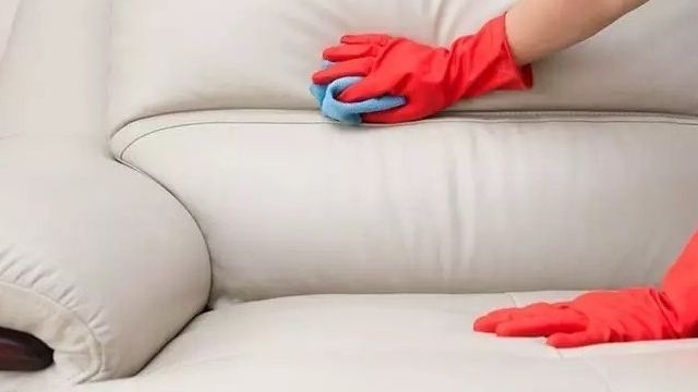 Вторая жизнь любимой мебели: как почистить диван от пятен без разводов за 5 минут