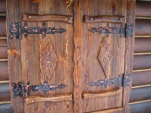 Деревянные двери под старину с ковкой