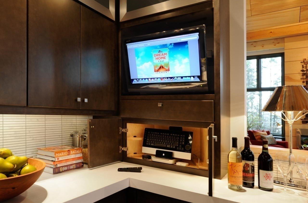 Дизайн угловой кухни с телевизором