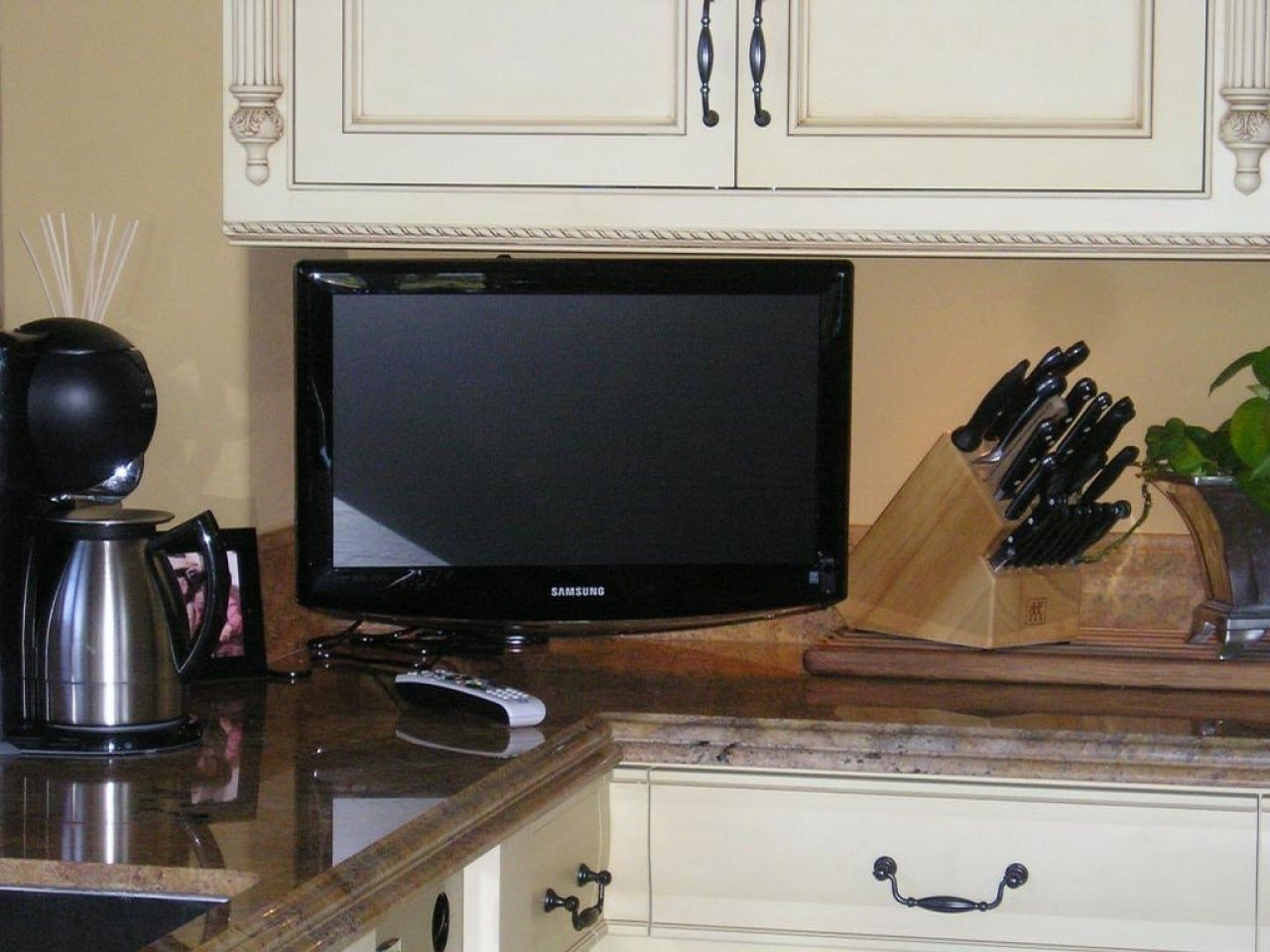 Маленький плоский телевизор на кухню