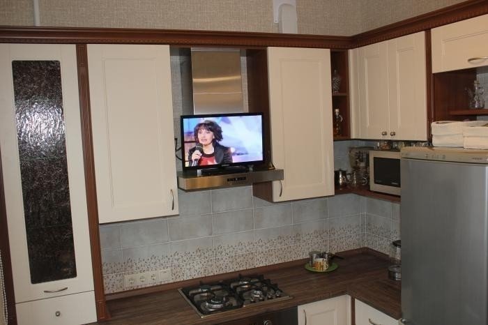 Телевизоры на кухню на авито. Телевизор на кухне. Встроенный телевизор в кухонный гарнитур. Кухонный гарнитур с телевизором. Угловая кухня с телевизором.