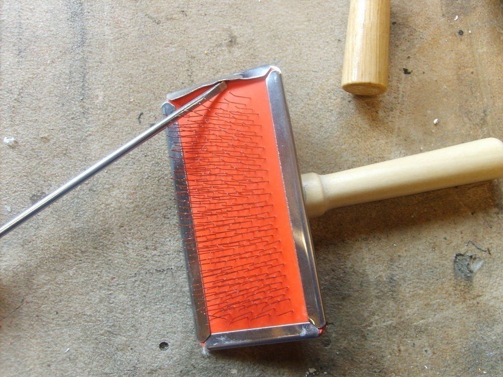 Железная щётка грабли для зачистки ковровых покрытий