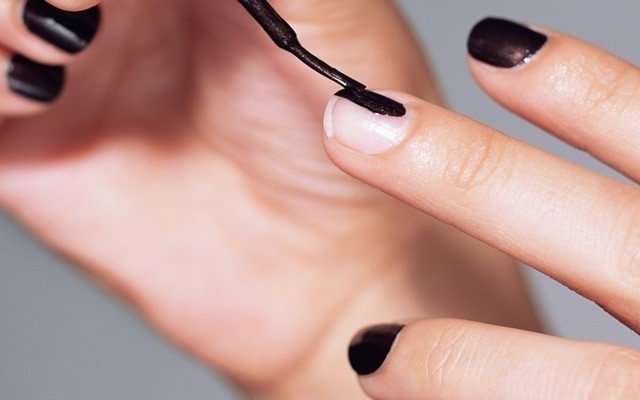 Ногти накрашенные черным лаком