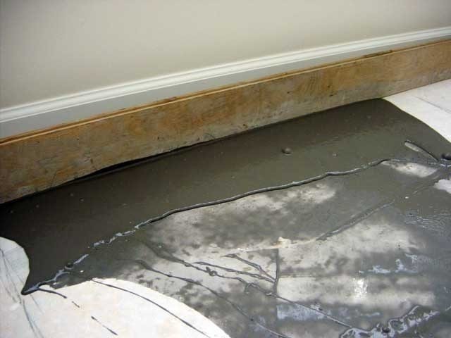Заливка бетонной стяжки в бане
