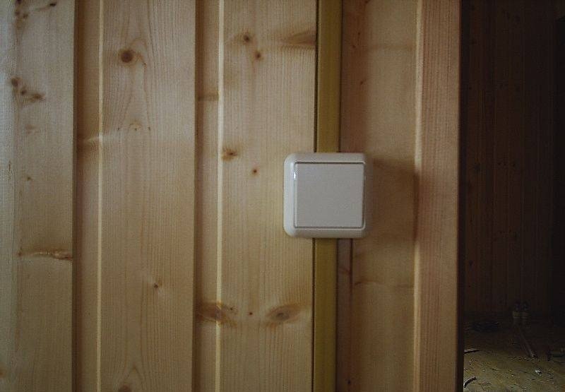 Накладные выключатели в деревянном доме