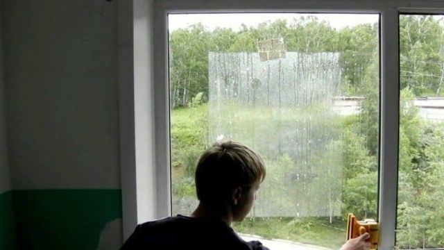 Чем отмыть грунтовку со стекла: разновидности составов и техника выполнения работ