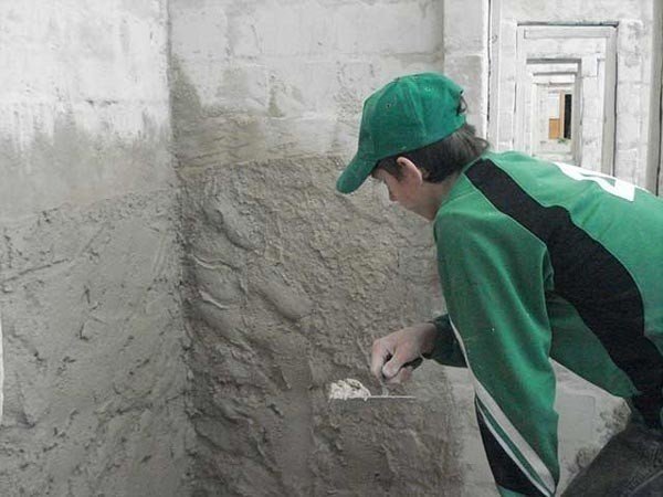 Цементная штукатурка на стене