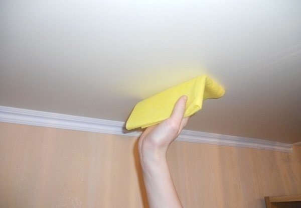 Отмыть желтый натяжной потолок