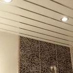 Особенности и порядок монтажа реечного и панельного потолка в санузлах