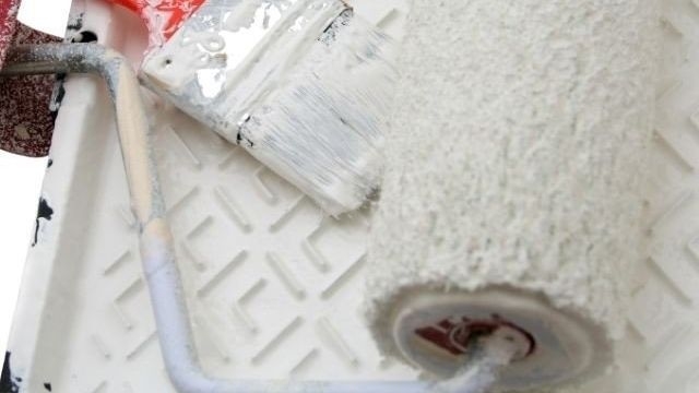 Руки не крюки: как покрасить потолок водоэмульсионной краской по побелке