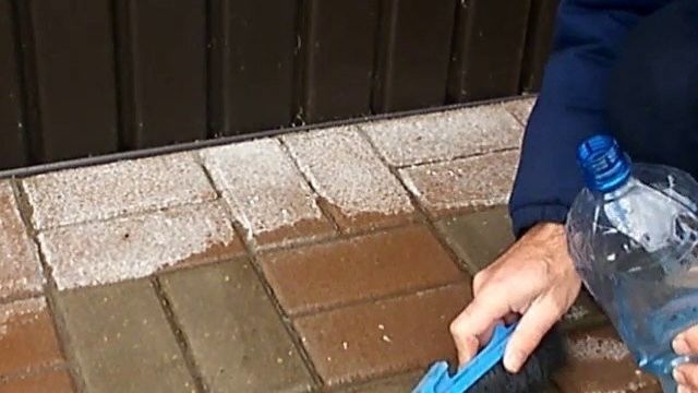 Чем и как чистить тротуарную плитку