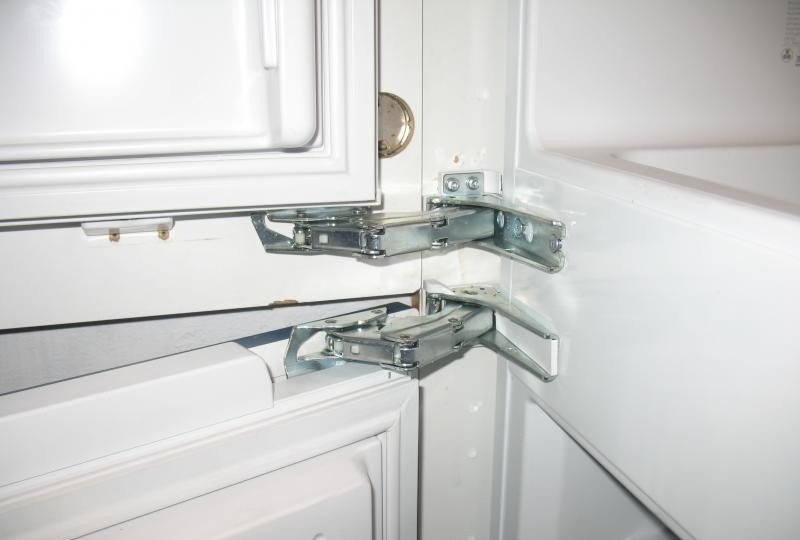 Холодильник атлант просела верхняя дверца