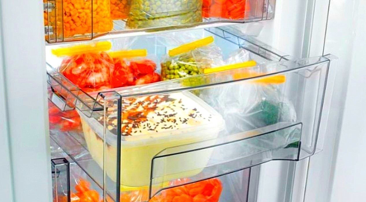 Холодильник с полочкой для заморозки