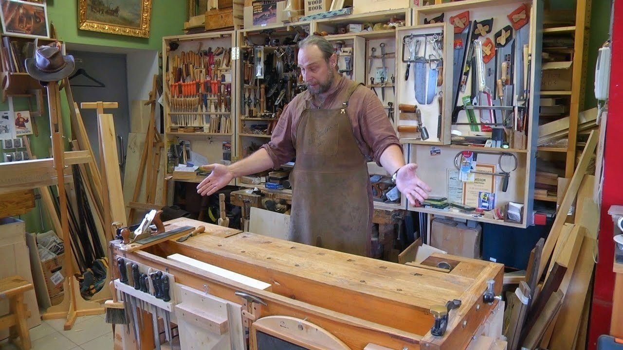 Рабочее место и инструменты для ручной обработки древесины