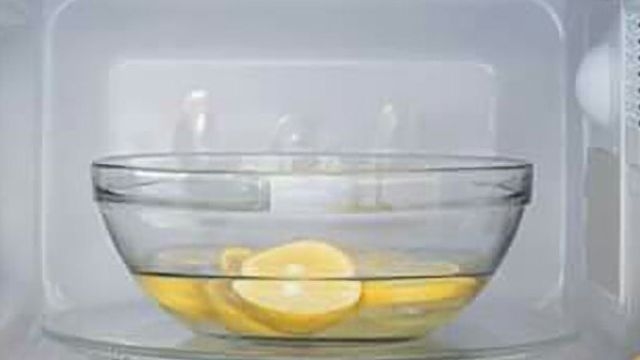 Узнаем как почистить микроволновку с помощью лимона