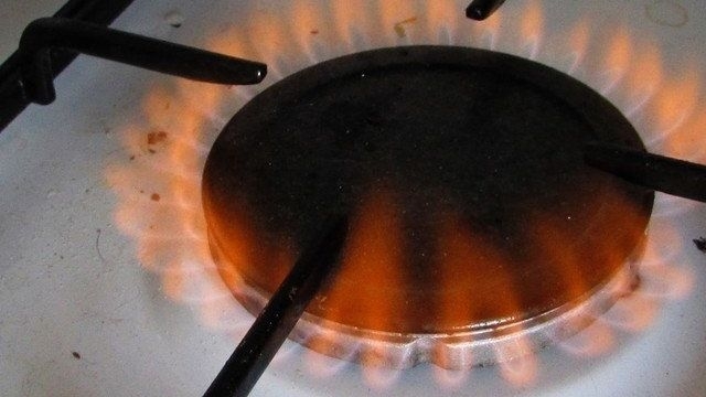 Газ на плите горит странным цветом: почему это опасно и как решить проблему