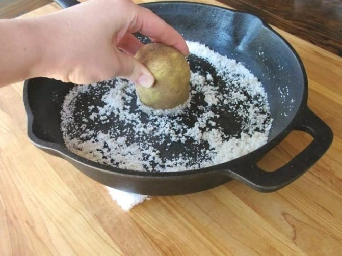 Чистим сковороду картошкой