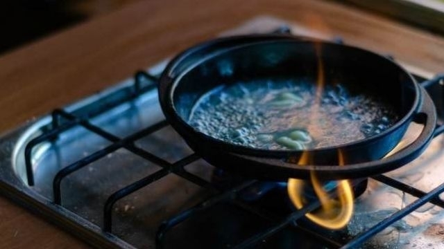 Как очистить чугунную сковороду: чем лучше убрать нагар и ржавчину