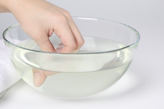 Соль и прозрачная миска с водой