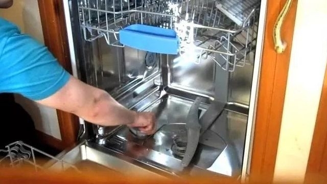 Как почистить посудомоечную машину