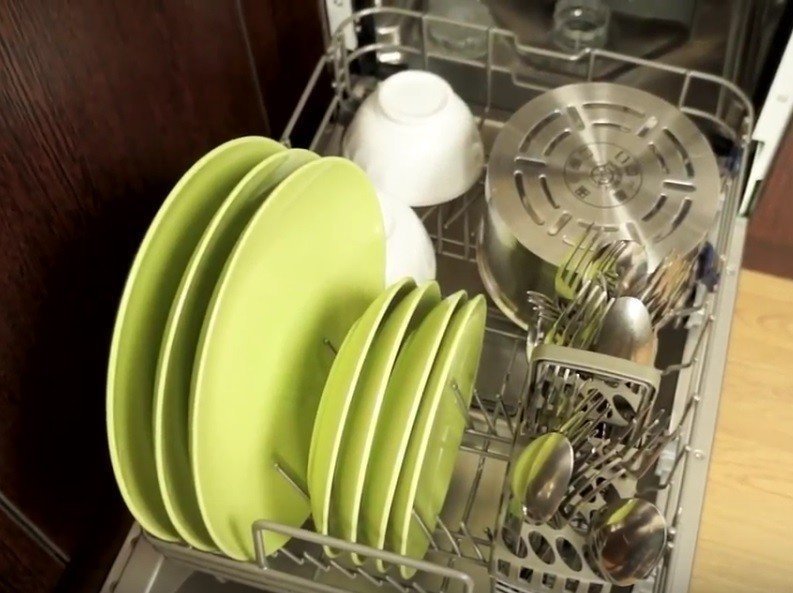 Посудомоечная машина с чистой посудой
