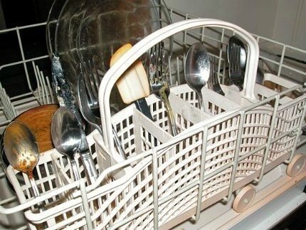 Загрузка столовых приборов в посудомоечную машину