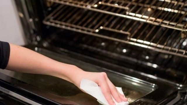 Как и чем очистить сковороду от жира и нагара в домашних условиях