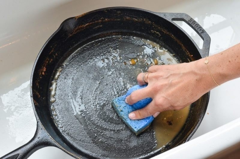 Почистить сковороду от нагара
