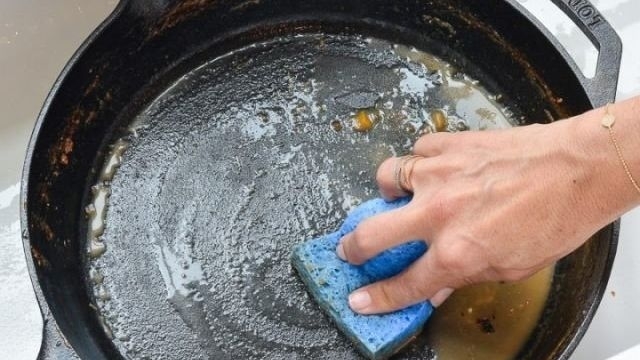 Как отмыть сковородки от толстого слоя нагара