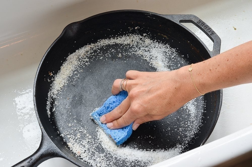 Соль в чугунную сковороду и прокалить