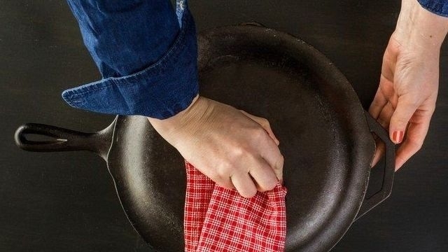 Ржавчина на чугунной сковороде — что делать? Решаем проблему в 2 этапа