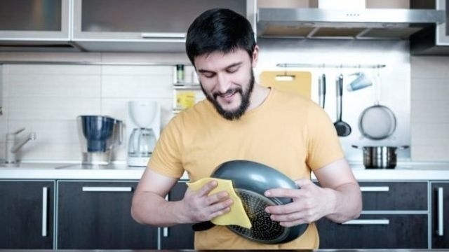 Тефлоновая сковорода: как очистить от нагара внутри и снаружи в домашних условиях, как удалить тефлон