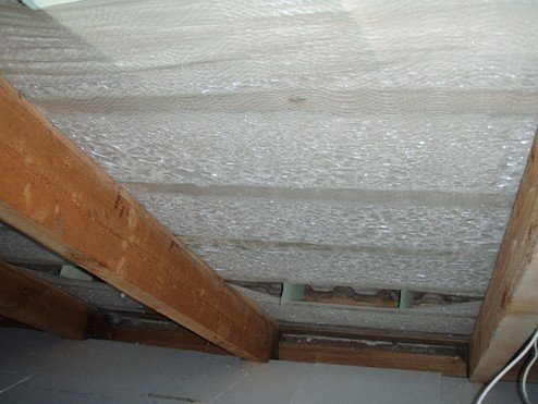 Утепление потолка в доме с холодной крышей