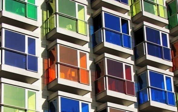 Цветное тонированное остекление балкона