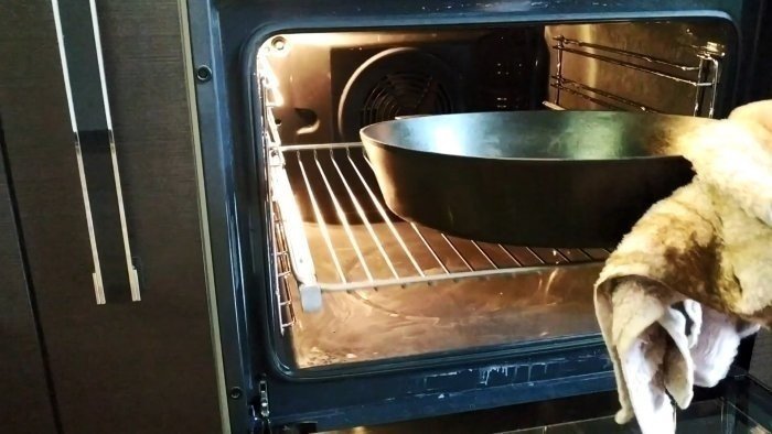 Пирог печется в духовке