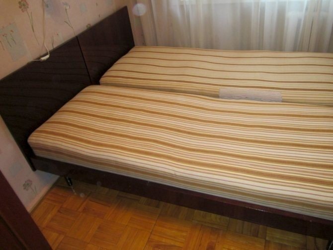 Кровать с пружинным матрасом советская