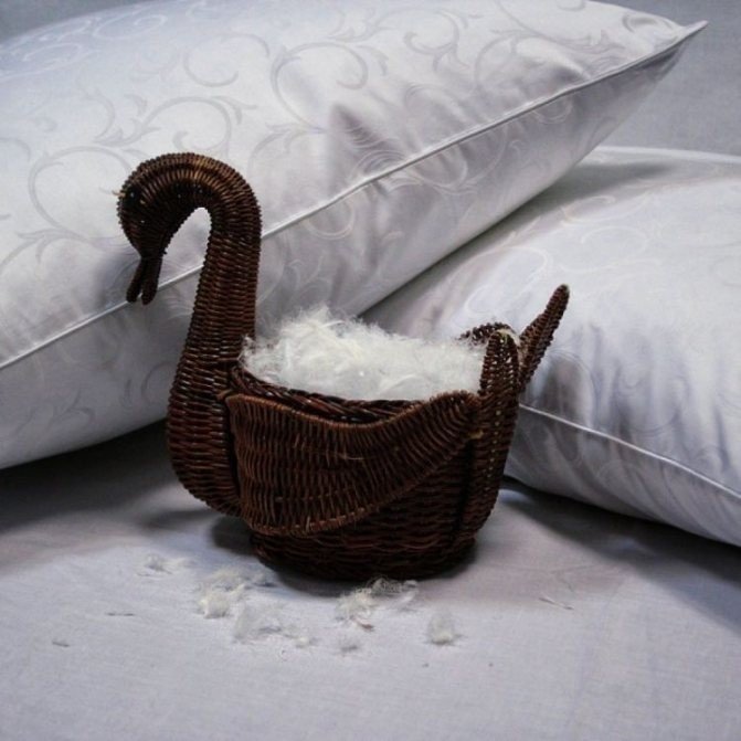 Красивая перьевая подушка с лебедем