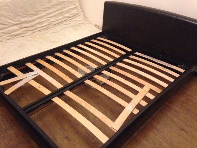 Деревянная кровать с подъемным механизмом
