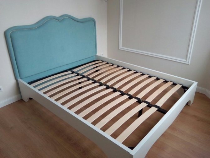 Кровать двуспальная с мягким изголовьем