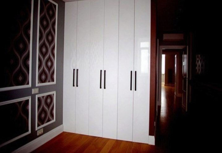 Шкаф с узкими дверями