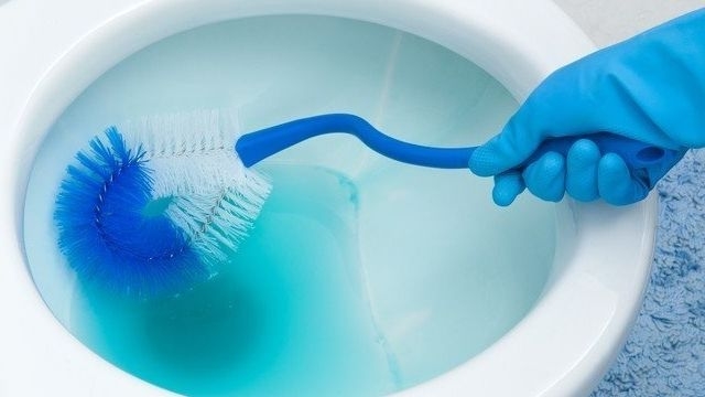 Чем мыть унитаз при сливном септике с бактериями