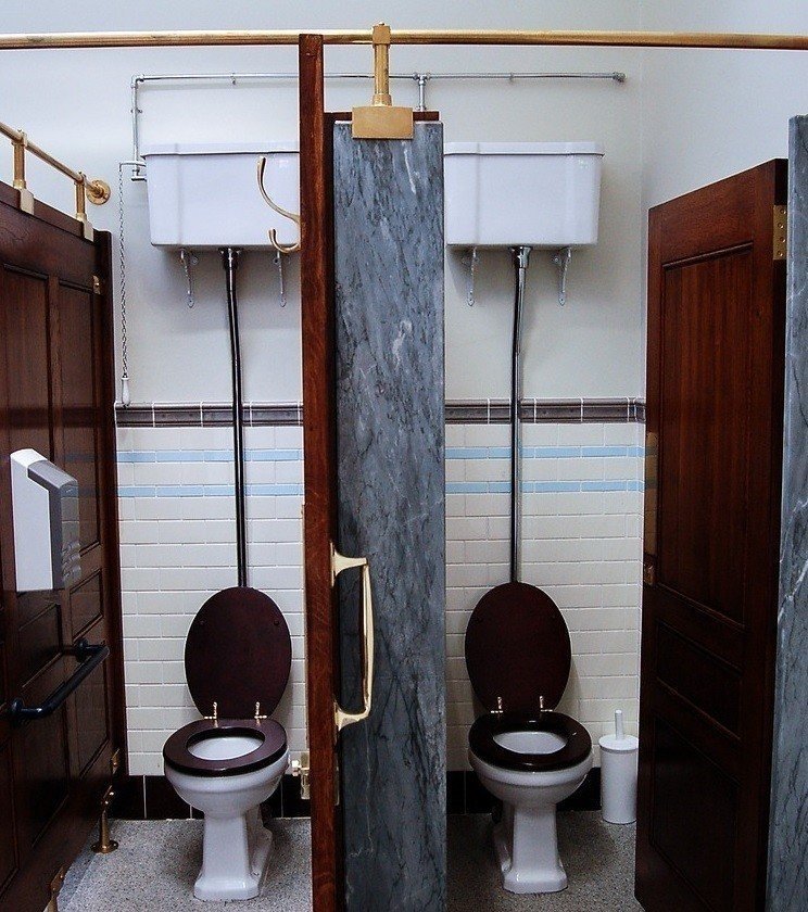 Дачный туалет с унитазом