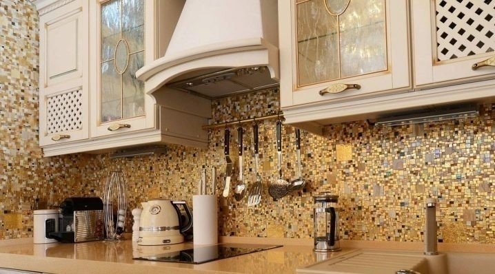 Мозаика под золото для фартука кухни