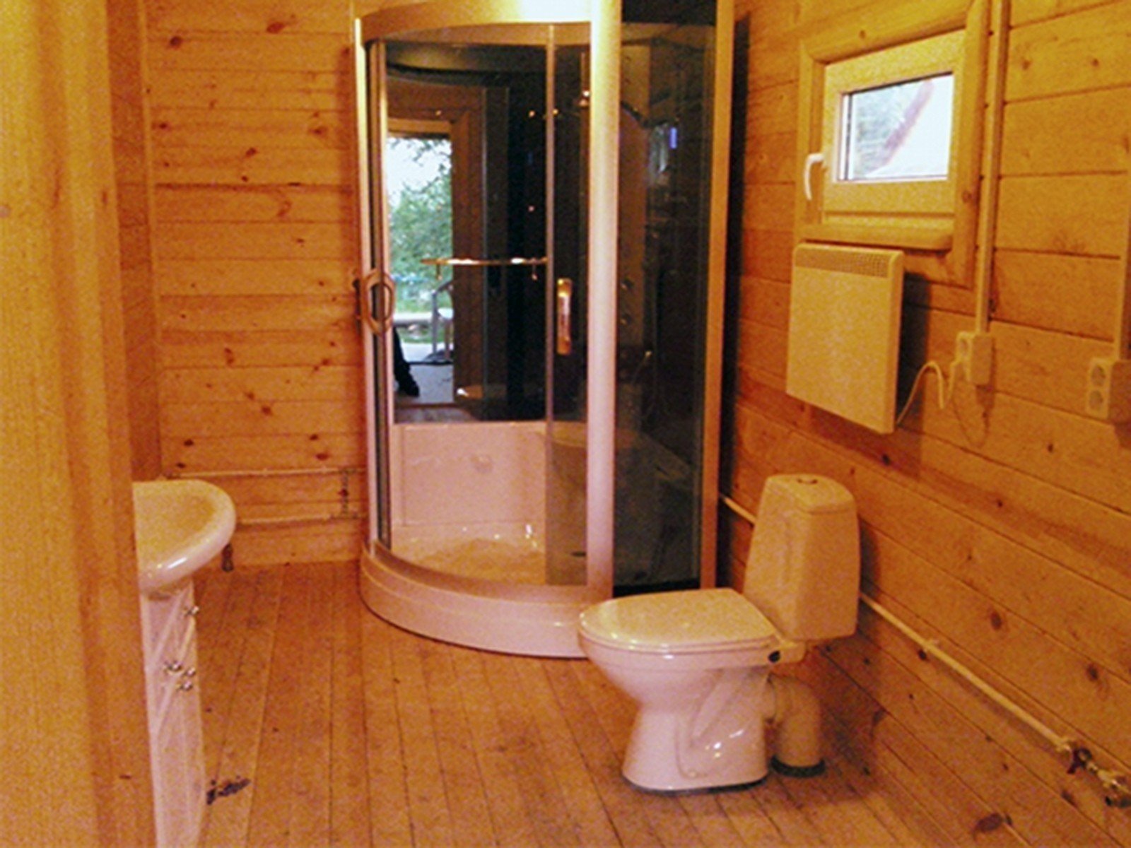 Душевая кабина в деревянном доме
