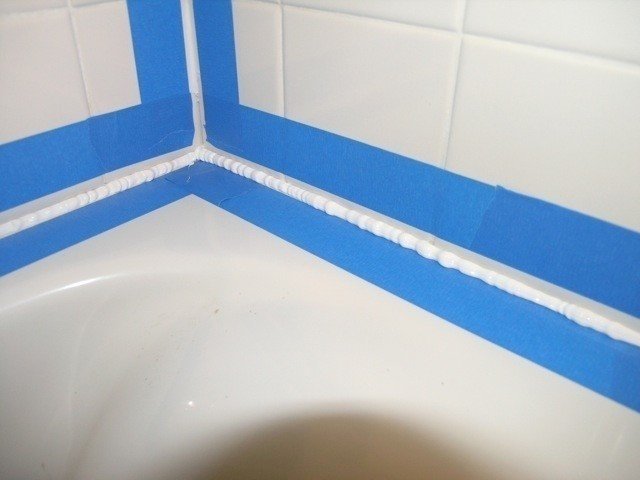 Чем заделать шов между ванной и плиткой