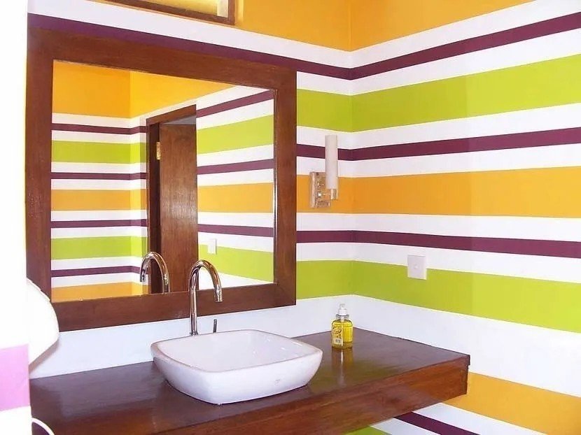 Разноцветные стены в ванной краска