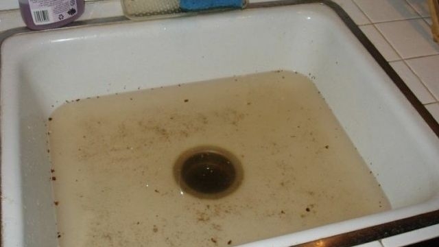 Способы прочистить засор в ванной