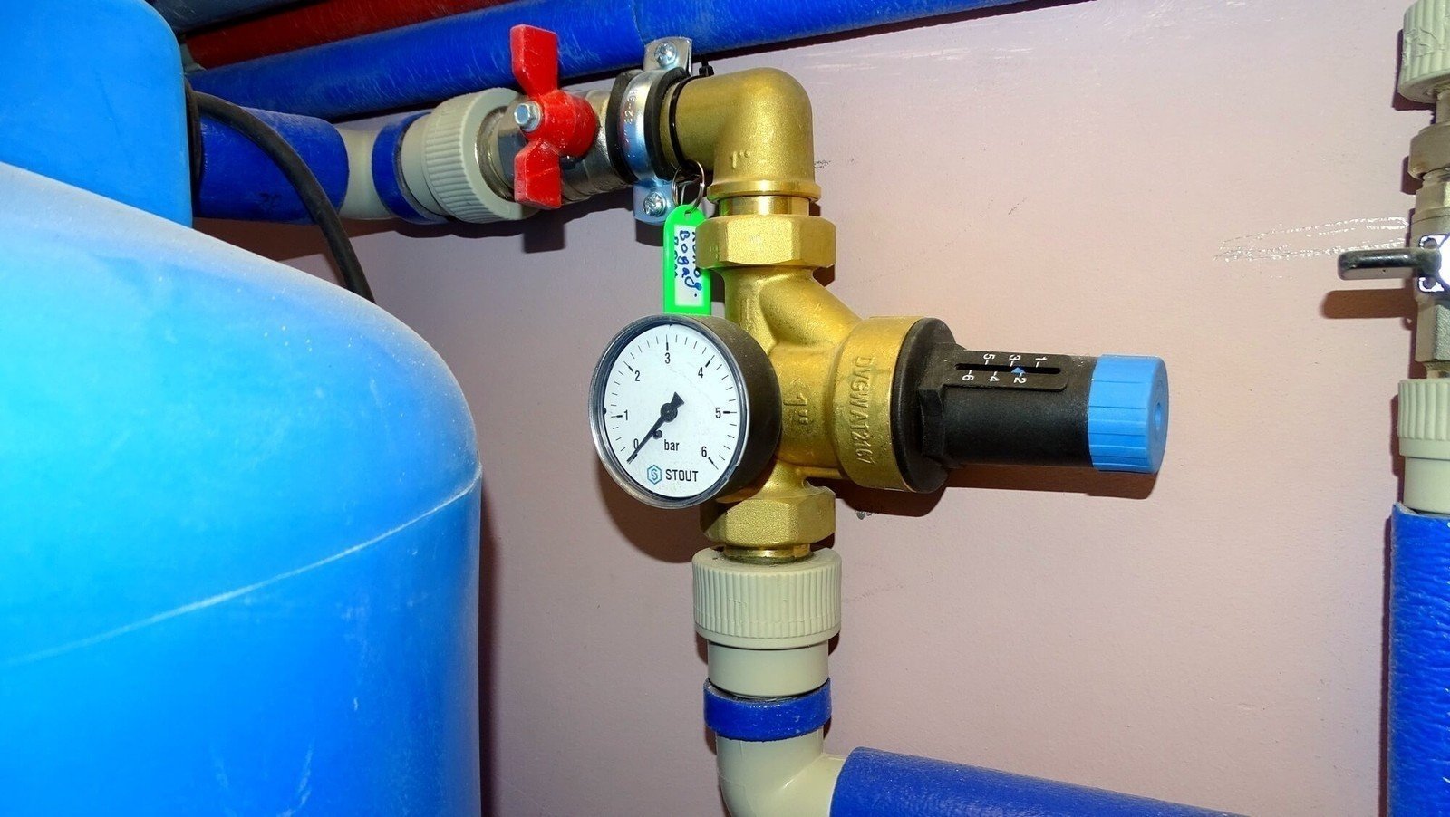 Редуктор давления воды в системе водоснабжения
